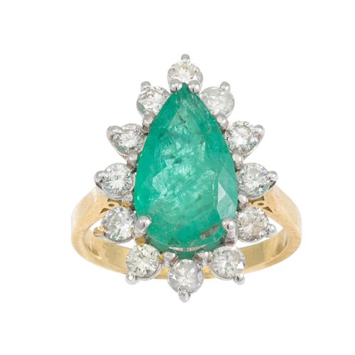Null 钻石和绿宝石戒指，梨形绿宝石和明亮式切割的钻石环绕，安装在18K黄金中。估计：钻石的重量。1.20克拉，尺寸为L-M