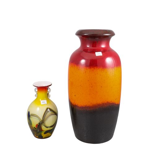 Null 一个战后20世纪的石器花瓶，三色带状装饰，由Scheurich Keramik, West.德国，连同一个可能是地中海的20世纪彩色玻璃花瓶，高约8英&hellip;