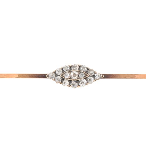 Null AN ANTIQUE DIAMOND CLUSTER BROOCH, of navette form, mounted in 9ct yellow g&hellip;