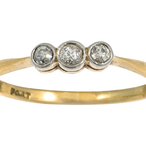 Null 一枚三石钻石戒指，用黄金镶嵌。估计：钻石的重量。0.30克拉