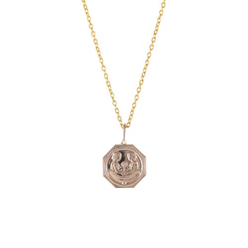 Null PENDANT RUSSE EN OR 9CT, représentant des enfants, sur une chaîne en métal &hellip;