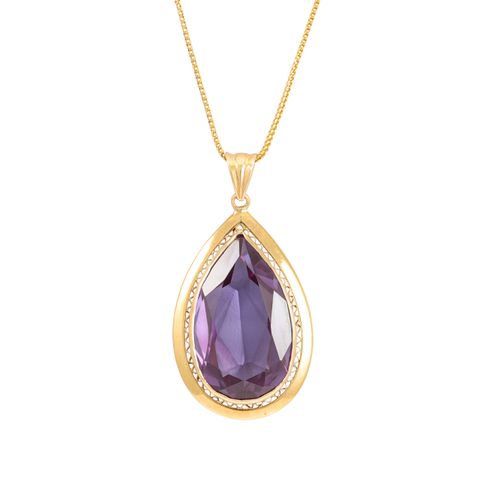 Null 紫色蓝宝石吊坠，珍珠形蓝宝石镶嵌在黄金上，配以金链。