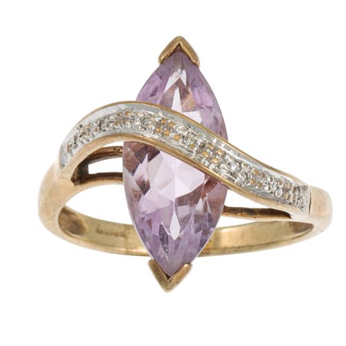 Null AN AMETHYST RING, mounted in 9ct yellow gold