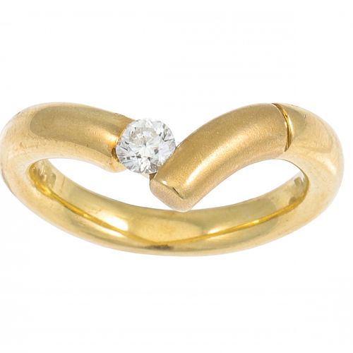 Null 镶嵌钻石的戒指，V字形的18克拉戒托上镶嵌着张力钻石。估计：钻石的重量。0.17克拉，颜色和净度。G/H, VS, 尺寸K - L