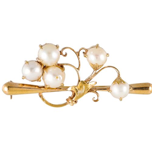 Null A CULTURED PEARL SET BROOCH, of naturalistic form, mounted in 18ct gold