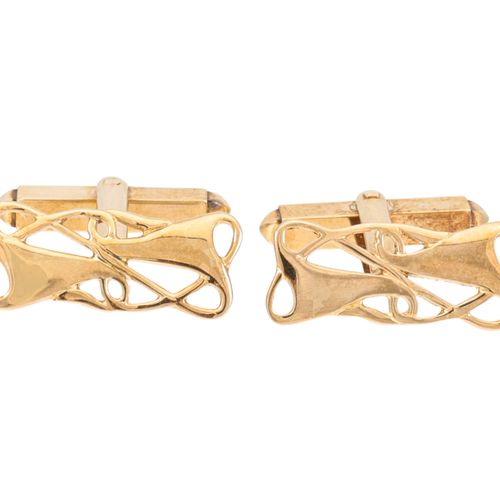 Null A PAIR OF GOLD CUFFLINKS, shaped plaques
