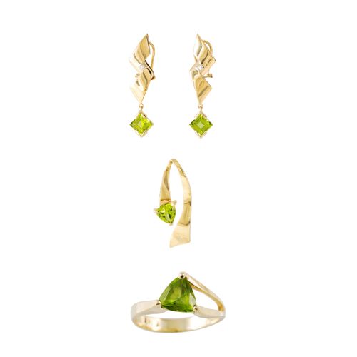 Null A SUITE OF PERIDOT JEWELLERY, comprising a pair of earrings with diamond ac&hellip;