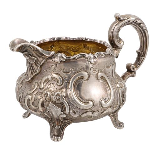 Null Un pot à lait en argent VICTORIEN de forme ROCOCO, décor repossi ciselé et &hellip;