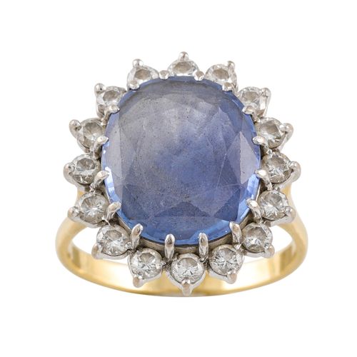 Null 蓝宝石和钻石戒指，椭圆形蓝宝石和一个明亮式切割的钻石环绕，安装在18ct黄金中，（都柏林标志）。估计：蓝宝石的重量。12.00克拉，钻石。0.96克拉&hellip;