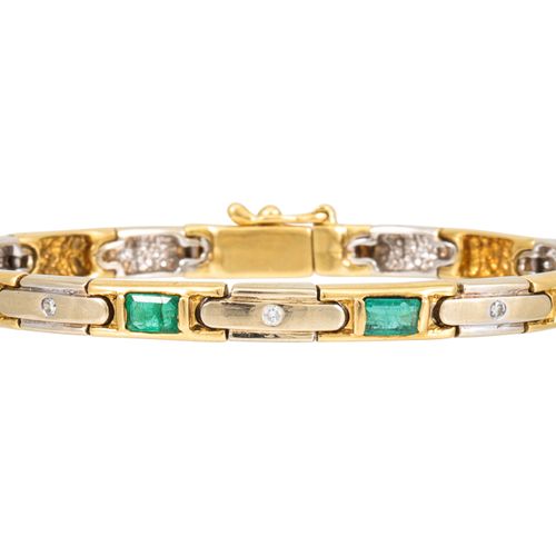 Null AN EMERALD AND DIAMOND BRACELET, mounted in 18ct white and yellow gold