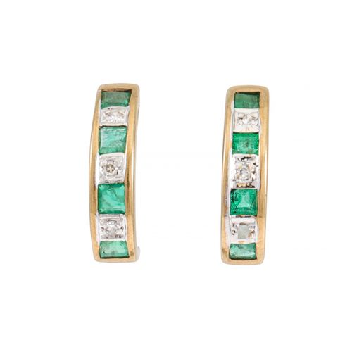 Null PAIRE DE BOUCLES D'OREILLES EN EMERAU ET DIAMANT, montées en or 9ct.