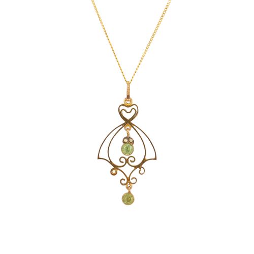 Null AN ANTIQUE PERIDOT AND PEARL PENDANT, of open work design on a yellow gold &hellip;