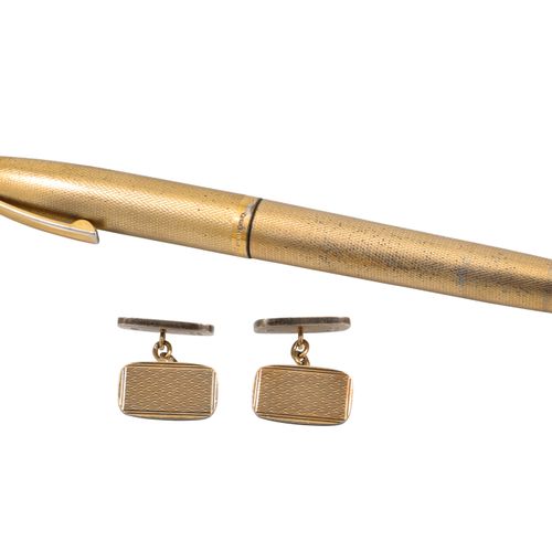 Null Un stylo à bille en plaqué or, avec une plume de 14ct, ainsi qu'une paire d&hellip;