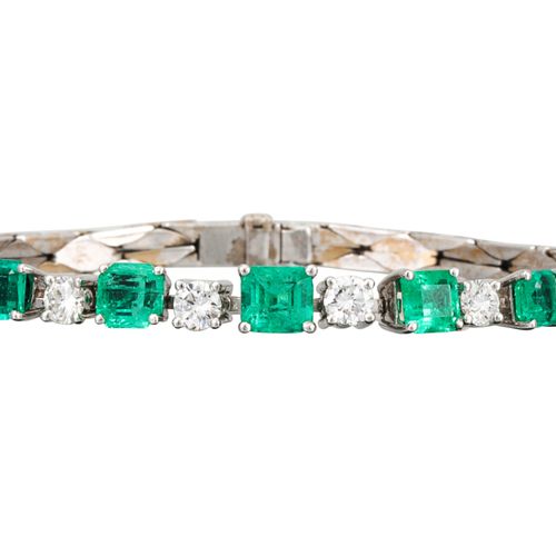 Null 镶有五颗长方形祖母绿和五颗明亮式切割钻石的14K白金钻石手镯。估计：钻石的重量。0.90克拉