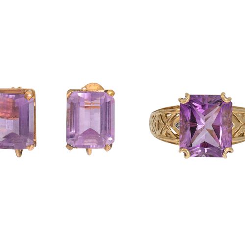 Null AN AMETHYST RING, mounted in 9ct gold, together with a pair of amethyst ear&hellip;