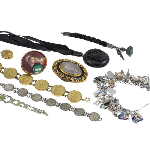 Null A COLLECTION OF VINTAGE COSTUME JEWELLERY, including Victorian mourning ite&hellip;