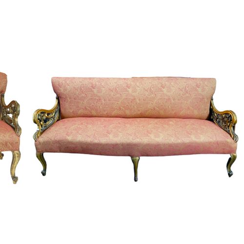 Null 20世纪初的三件套沙发，三座软垫沙发，雕花镀金和石膏扶手，雕花卡布罗尔腿，以及一对扶手椅。