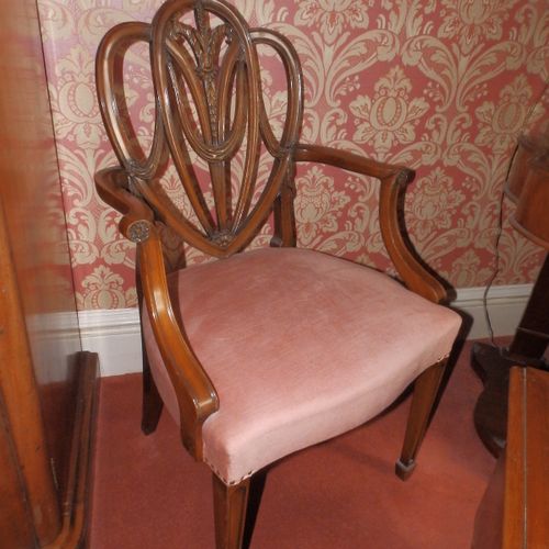 Null Una poltrona imbottita in mogano intarsiato di epoca vittoriana, una chaise&hellip;
