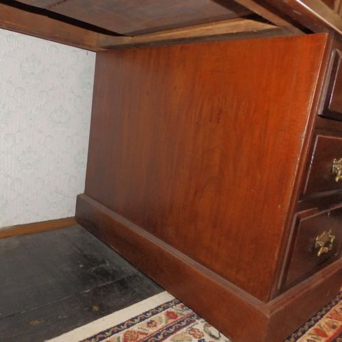 Null 一张维多利亚时代后期的桃花心木基座书桌，有四个小抽屉的上层结构和木质画廊，高46英寸，宽54英寸。 可通过预约另行安排参观。