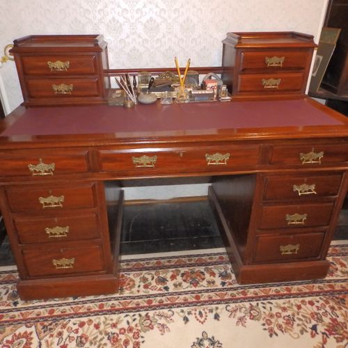 Null A late Victorian mahogany pedestal desk, having superstructure of four smal&hellip;
