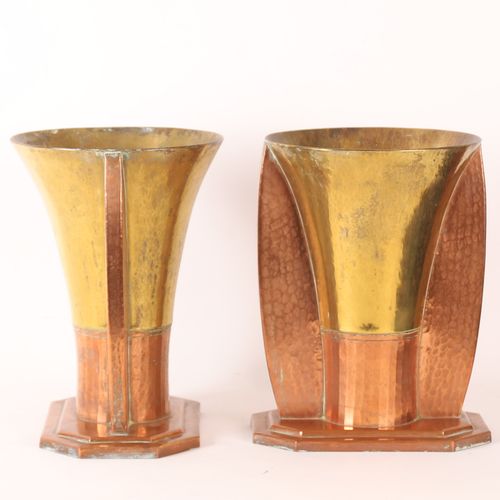 Null 一对美丽的艺术装饰花瓶，带完整的手柄
放在一个阶梯式的八角形平台上
鎏金黄铜和锤击铜
手工制作于20世纪上半叶
高：35；直径：24.5厘米
状况非常&hellip;
