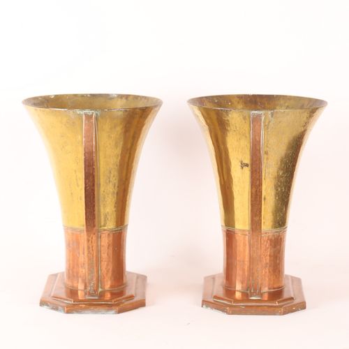 Null BEAUTIFUL PAIR OF ART DECO VASES WITH FULL HANDLES
Resting on a stepped oct&hellip;