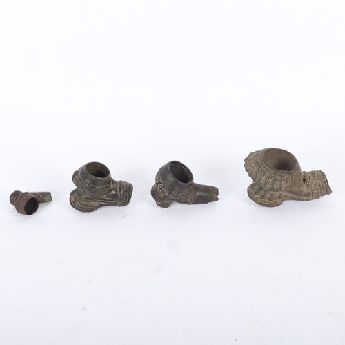 Null 一套4支鸦片烟斗
三件有浅浮雕装饰的
青铜和陶土
亚洲早期作品
长：4至8.5厘米
轻微事故