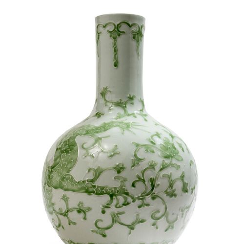 Null CHINE, XXe SIÈCLE
Vase à panse arrondie de style en porcelaine et émaux ver&hellip;