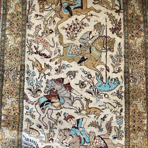 Null GHOUM (Iran) 
En soie à motif de chasse persane
Dimensions : 133 x 78 cm