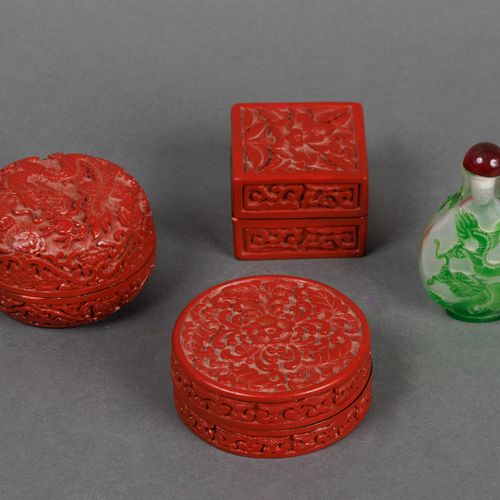 Null China 
Set bestehend aus drei Dosen aus rotem Chinalack, einer Schnupftabak&hellip;