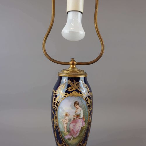 Pied de lampe en porcelaine de Sèvres. H totale : 49 cm, H pied : 25 cm