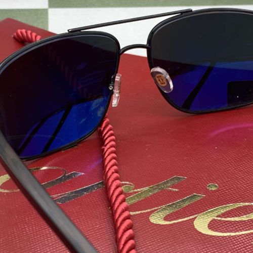 Cartier Aviator Sunglasses With Black Frame, Wood Arms. 卡地亚飞行员太阳镜，黑色镜框，木质镜臂。如图所示&hellip;
