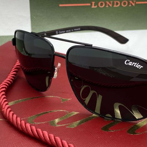 Cartier Aviator Sunglasses With Black Frame, Wood Arms. 卡地亚飞行员太阳镜，黑色镜框，木质镜臂。如图所示&hellip;