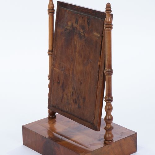 Null Psyche /桌子上的镜子，19世纪中期，胡桃木饰面，水平倾斜的镜子在带抽屉的长方形主体上，69 x 41.5 x 34厘米，有老化的痕迹，饰面有添&hellip;
