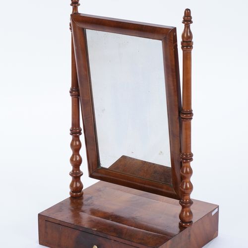 Null Psyche /桌子上的镜子，19世纪中期，胡桃木饰面，水平倾斜的镜子在带抽屉的长方形主体上，69 x 41.5 x 34厘米，有老化的痕迹，饰面有添&hellip;