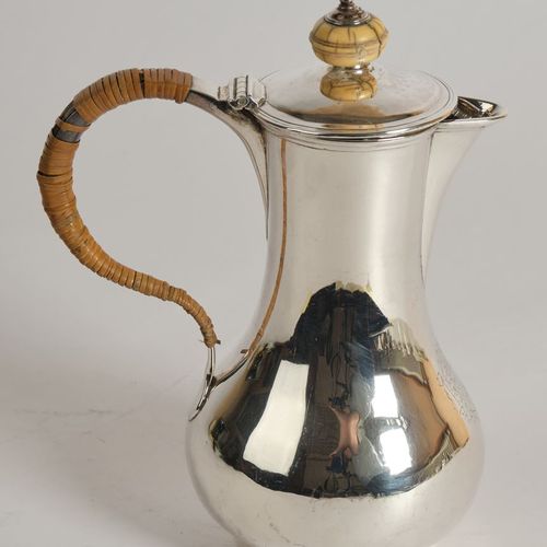 Null Olla moka, plata, s. XVIII/XIX, recipiente bulboso sobre aro de soporte, gr&hellip;