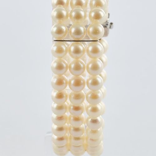Null 珍珠手镯，三排，养殖珍珠ø6毫米，扣子WG 585，6颗小红宝石，2根WG棒，长约18.5厘米，宽约1.9厘米。