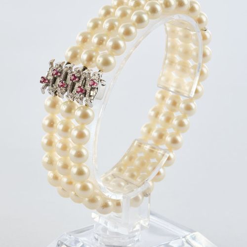 Null Pearl bracelet, three rows, cultured pearls ø 6 mm, clasp WG 585, 6 small r&hellip;