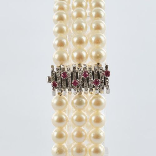 Null 珍珠手镯，三排，养殖珍珠ø6毫米，扣子WG 585，6颗小红宝石，2根WG棒，长约18.5厘米，宽约1.9厘米。