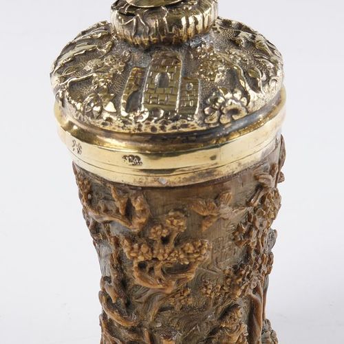 Null 山羊角杯，"山水中的圣休伯特"，可能是萨尔茨堡州18世纪，山羊角雕刻墙，镀金银座，镀金银盖，高14厘米，有轻微的缺口和损坏，有松动的鸟形盖钮