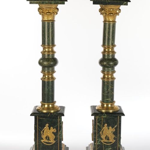 Null 一对装饰柱，绿色纹理的大理石，高基座上的栏杆轴，丰富的青铜安装，高128厘米。
出处：Rhenish私人收藏