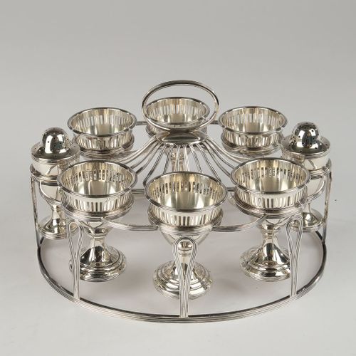 Null 鸡蛋杯套装，镀银，20世纪，无标记，包括一个带提手的支架，6个鸡蛋杯和2个盐罐，12.5 x 20 x 16.5厘米