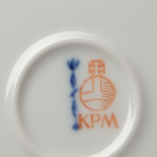Null 4 plates, KPM Berlin, Urbino, salmon border, gold rim, ø 19.3-19.8 cm
