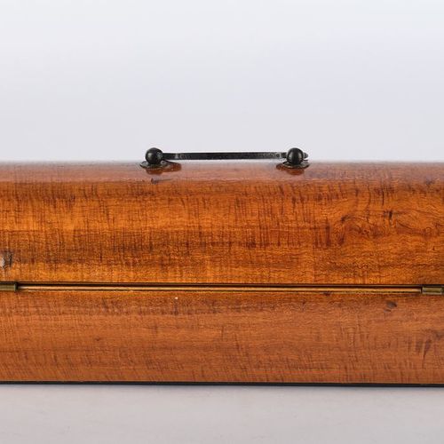 Null 棺材，约1900年，木头，拉长的圆形身体，可移动的盖子把手和铁制的钥匙板，内部衬有深色的毡布，11.5 x 37.5 x 14厘米