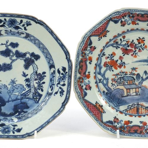 Null Dos platos de porcelana china y una sopera de porcelana azul y blanca pinta&hellip;