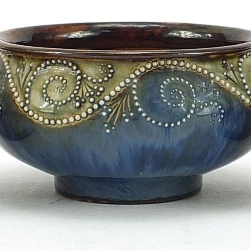 Null 皇家道尔顿，由弗洛里-琼斯设计的新艺术风格的石器碗和一对铜制水桶形式的碗，最大的直径为14厘米 - 实时竞价请访问www.Eastbourneauct&hellip;