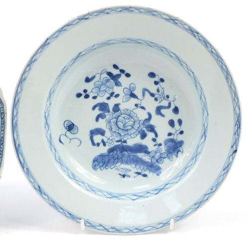 Null 两个中国瓷盘和一个手绘花卉的青花瓷汤碗，最大的直径为22厘米 - 实时竞拍请访问www.Eastbourneauction.Com