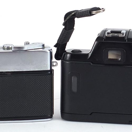 Deux appareils photo vintage comprenant un Yashica Minister III et un Nikon F-40&hellip;