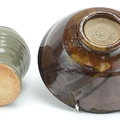 Null Seth Cardew，工作室陶器，包括柱形花瓶和棕色釉面的Wenford陶器碗，每个都有印记，最大的直径为16厘米 - 实时竞价请访问www.Eas&hellip;