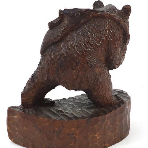 Null Grande scultura della Foresta Nera raffigurante un orso con pesce, 31 cm di&hellip;